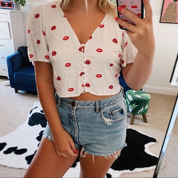 Forever 21 Tops - Forever21 button up kiss lips print blouse